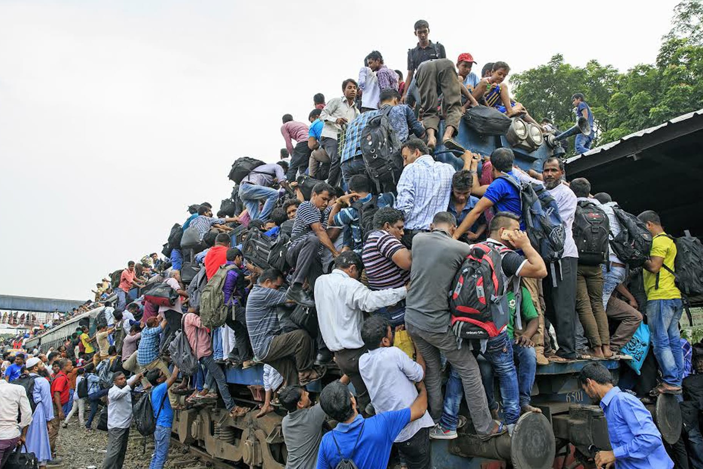 Chuyen tau dong duc bac nhat the gioi hinh anh