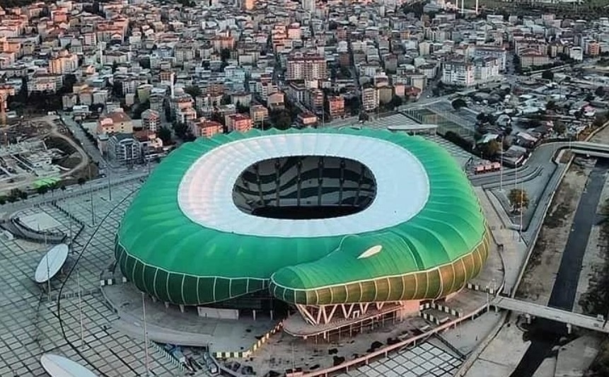 San van dong hinh ca sau xanh khong lo hinh anh