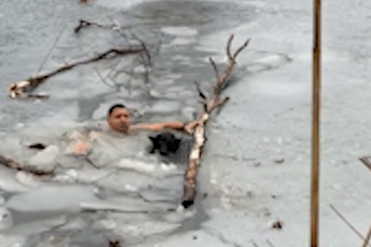 Chang trai lao xuong song bang cuu chu cho mac can hinh anh