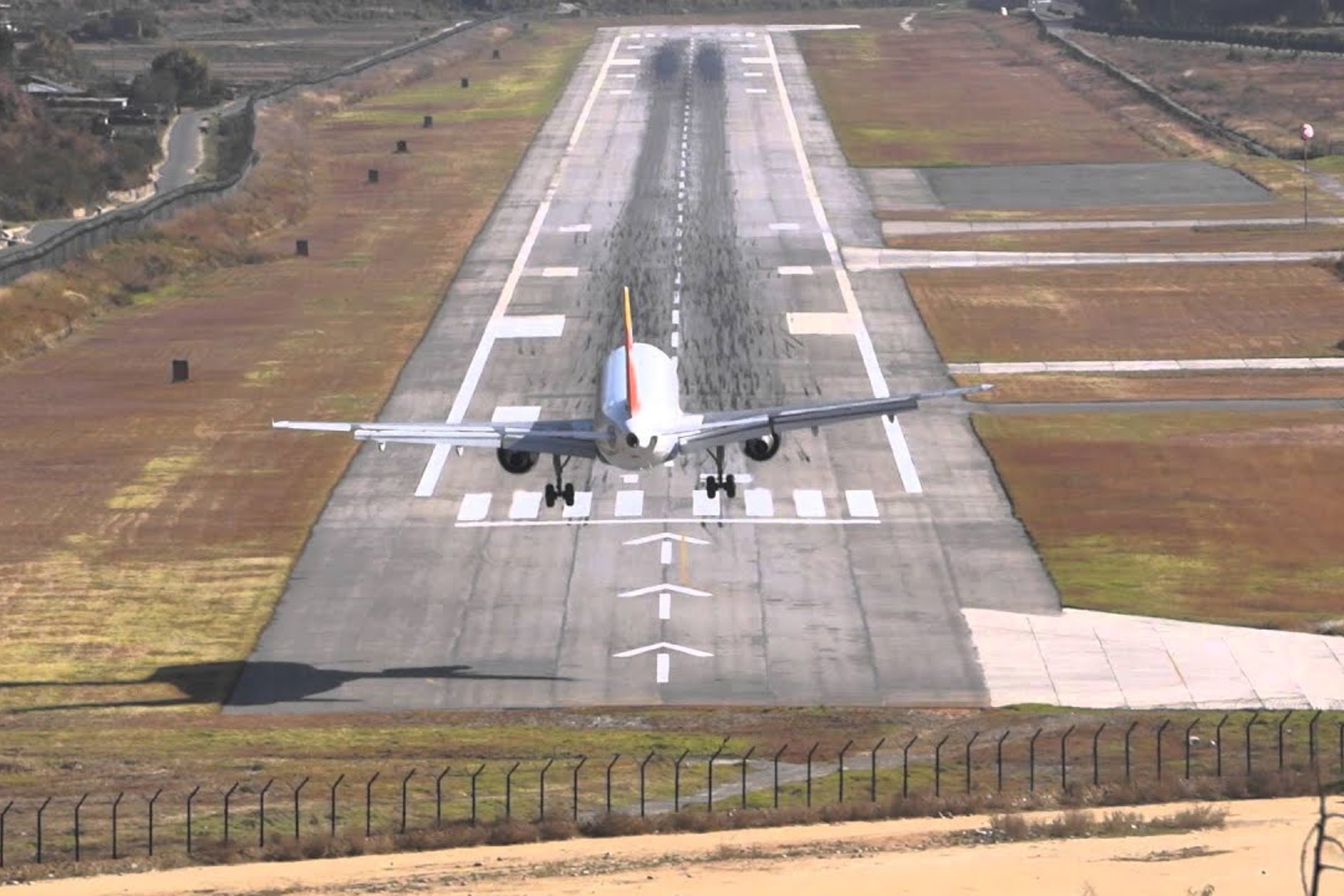 San bay nguy hiem o Bhutan hinh anh