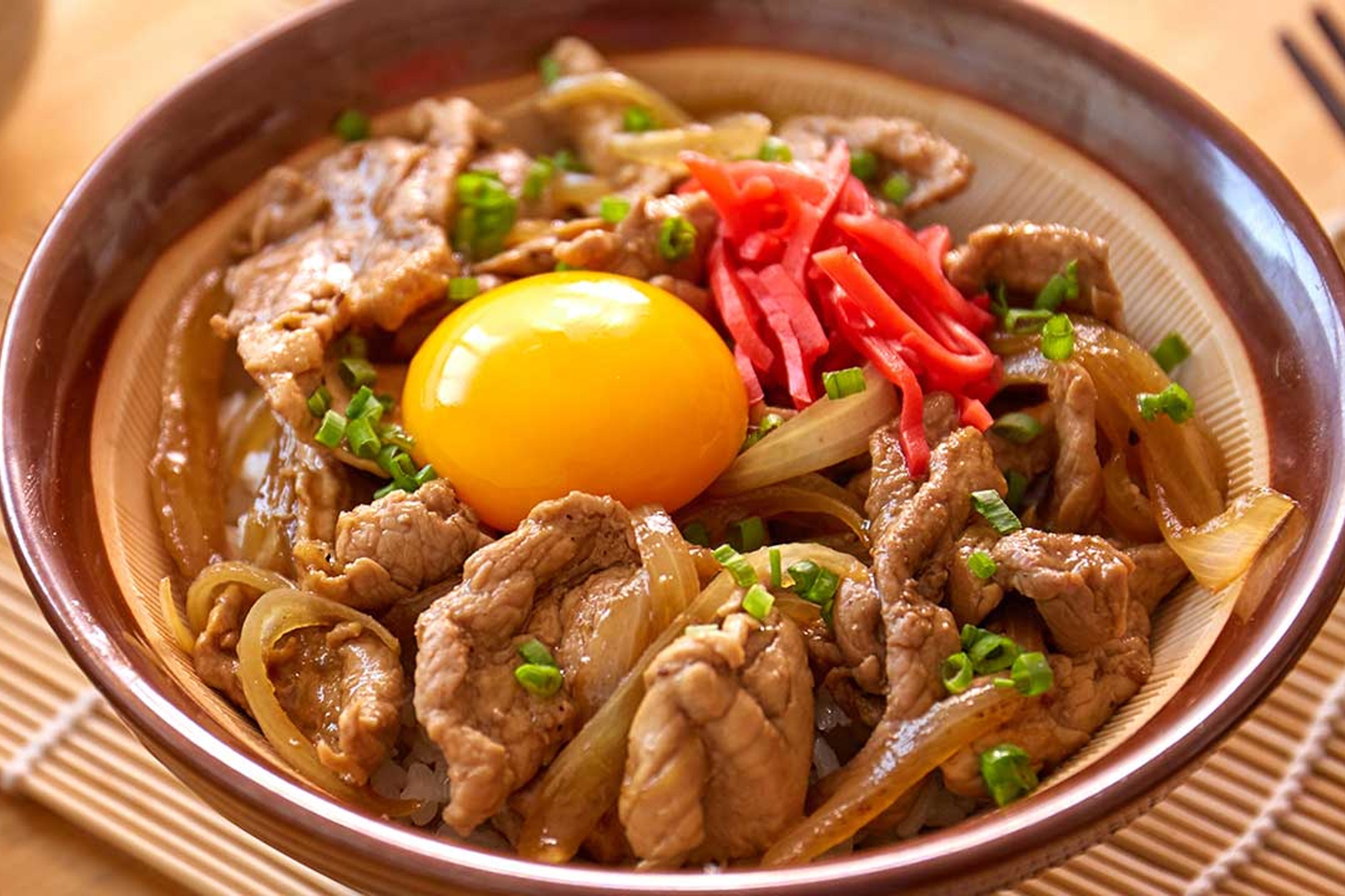 Cach lam thit heo xao hanh tay hap dan hinh anh