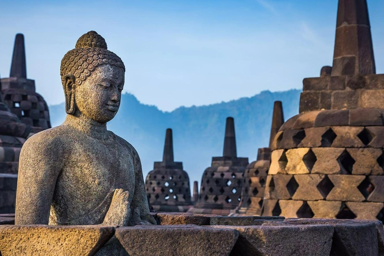 Chuyen tau sang trong den ngoi den Phat giao lon nhat the gioi hinh anh