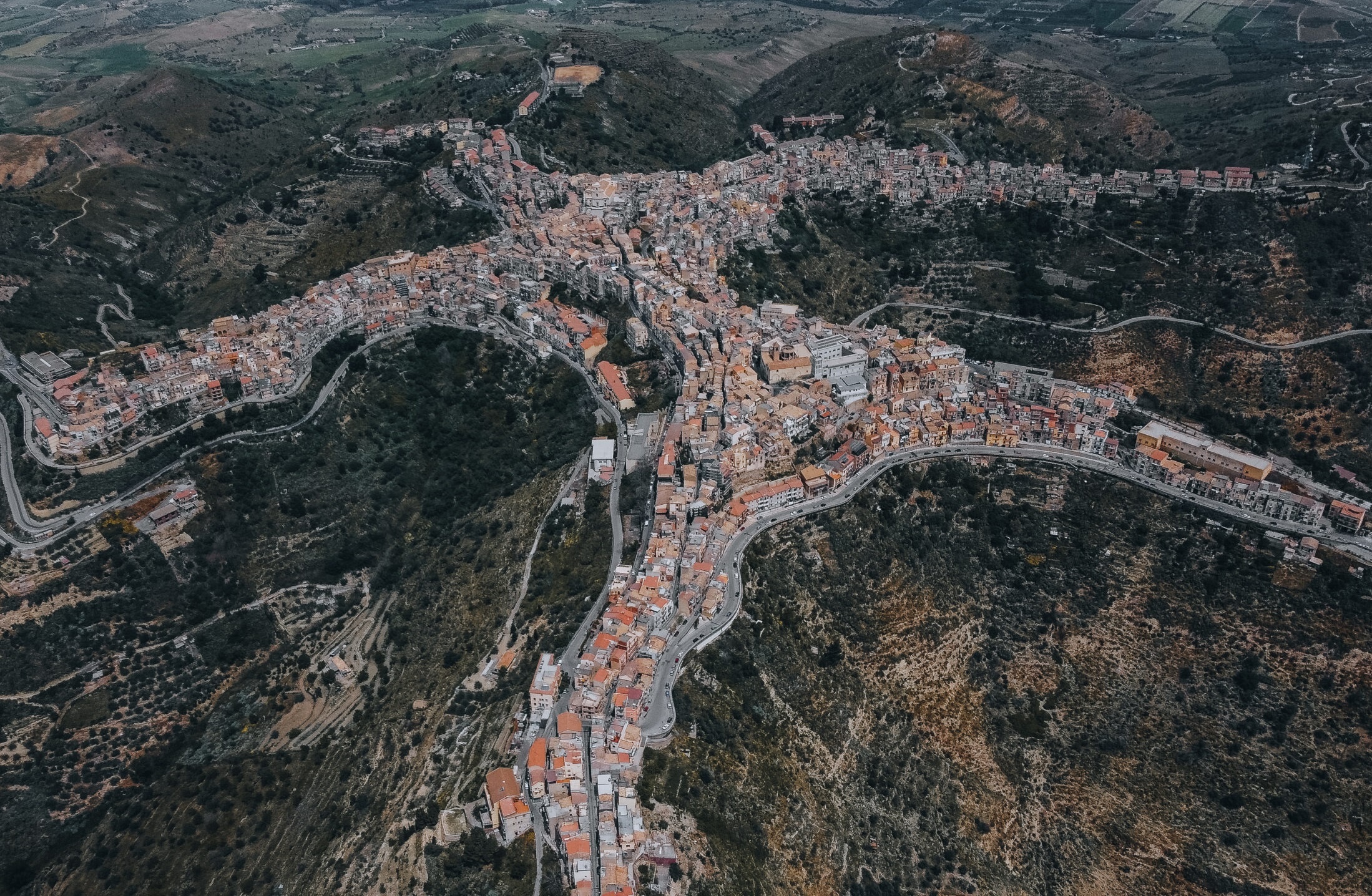 Thi tran nho co hinh dang ky la o Italy hinh anh