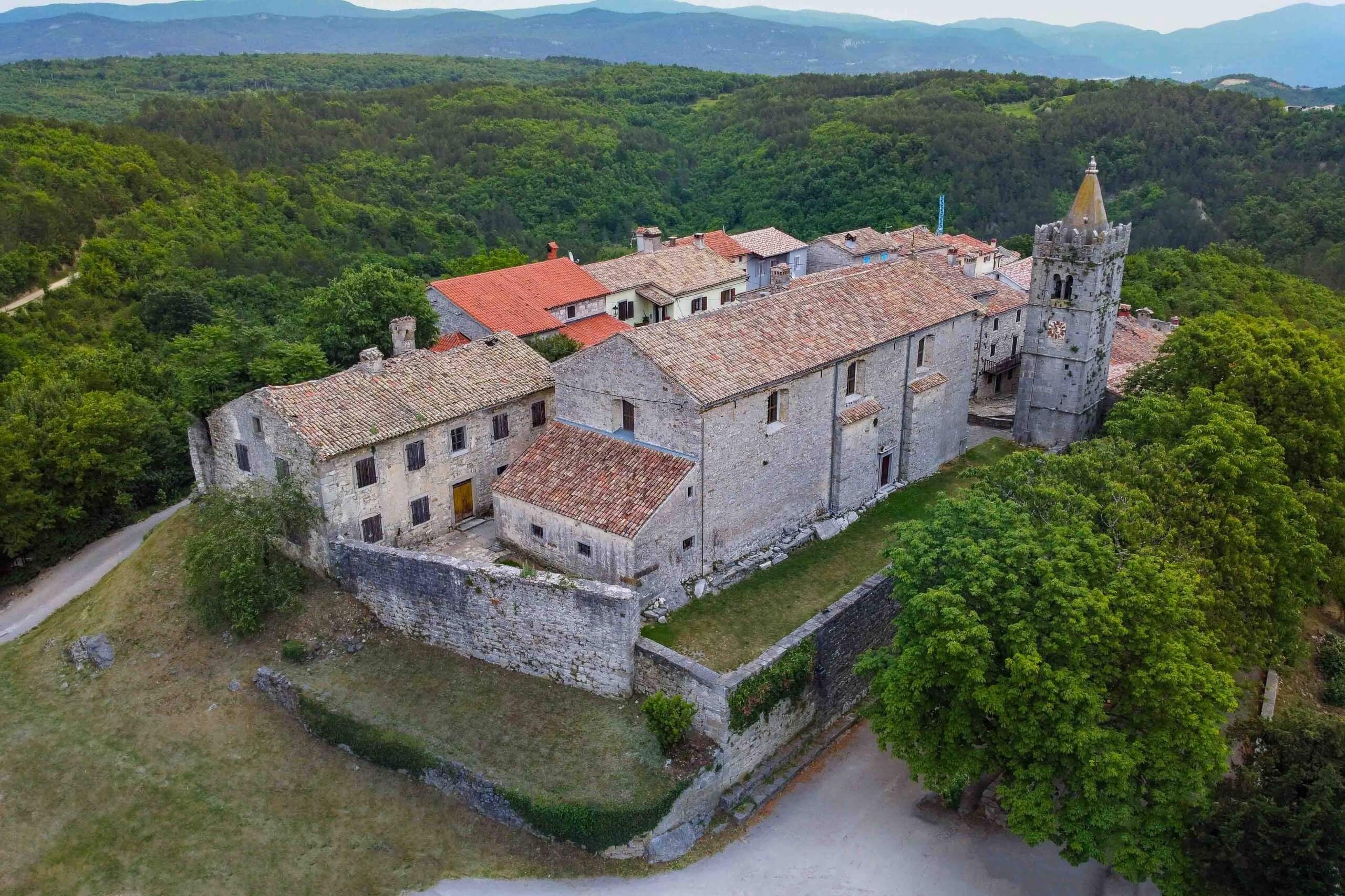 Thi tran nho nhat the gioi chi co hon chuc toa nha hinh anh