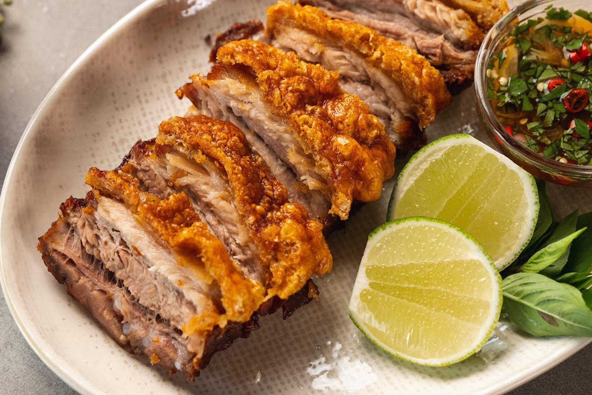 Lam thit quay gion bi kieu Thai bang noi chien khong dau hinh anh