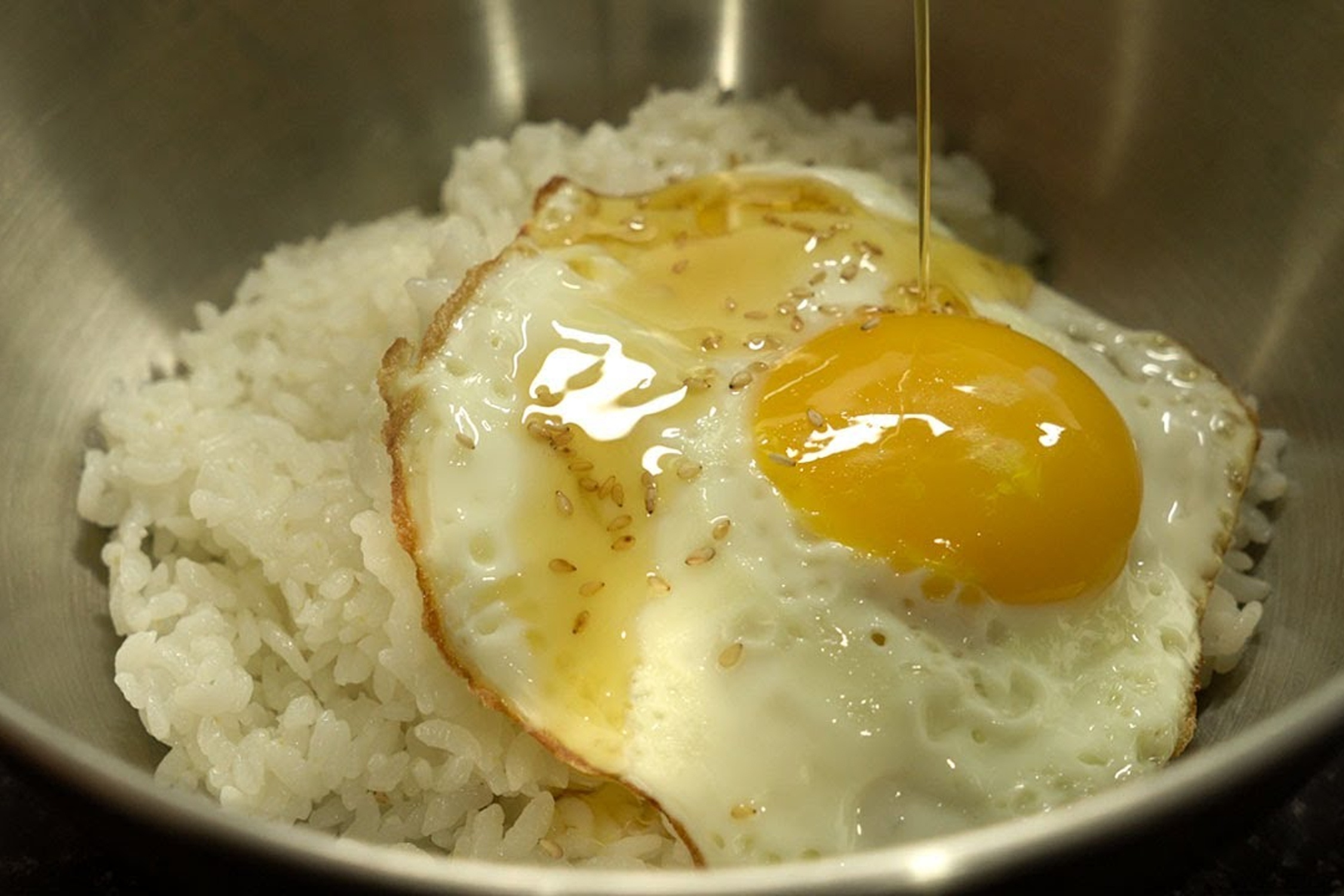 Mon com tron trung kieu Han de gay nghien hinh anh