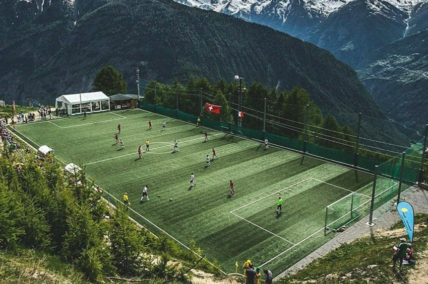 8 san van dong doc la tren the gioi hinh anh