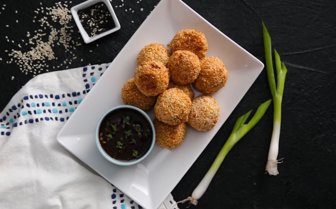 Dung com nguoi lam mon an vat bat mieng hinh anh