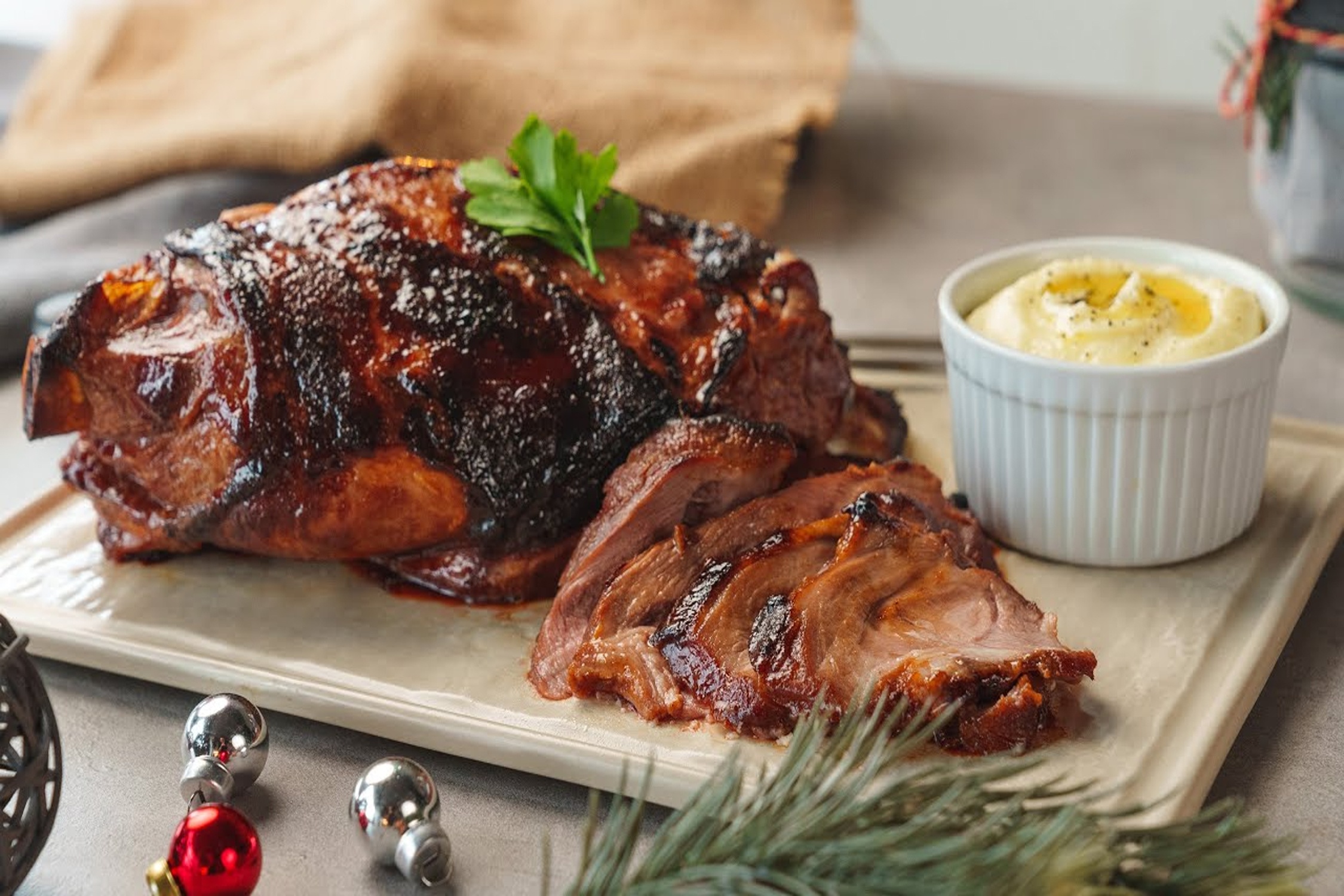 Thit cuu nuong ngu vi huong cho dip le Giang Sinh hinh anh