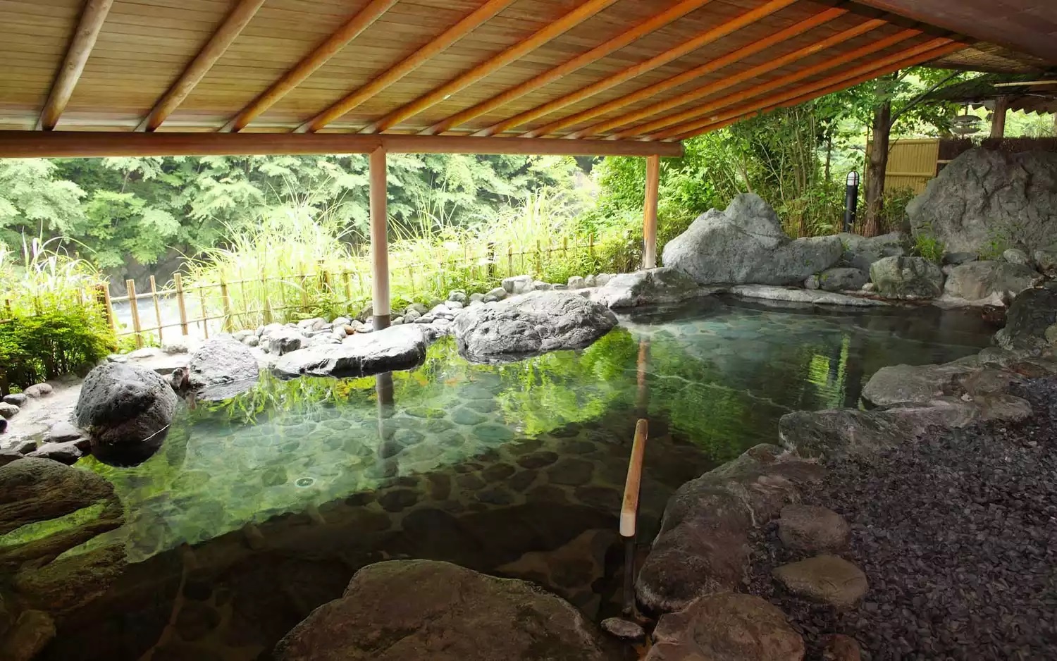 Khach san co nhat anh 4