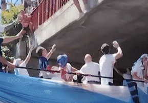 CDV nga khi co nhay len xe buyt cua DT Argentina hinh anh