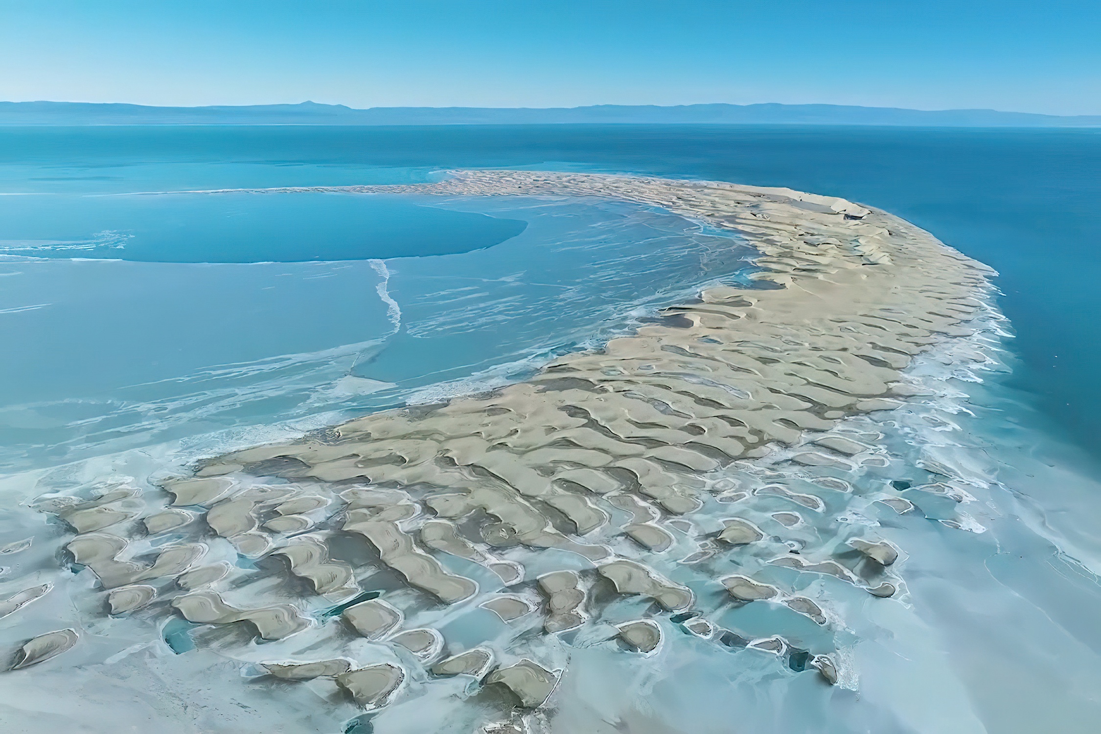 Mua dong tren ho nuoc lon nhat Trung Quoc hinh anh