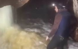 Khoanh khac nhom tham hiem thoat kip khoi hang ngap nuoc hinh anh