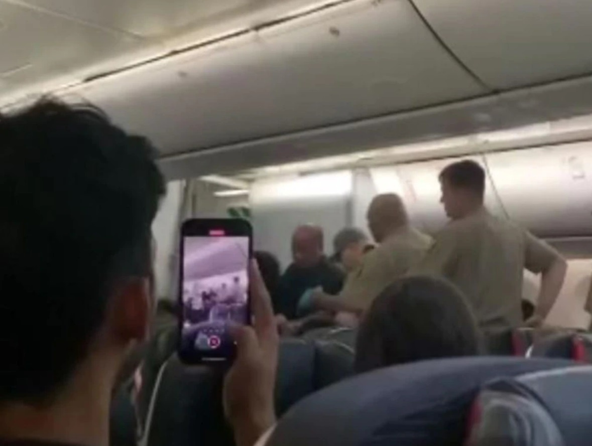 Khach bi may bay duoi anh 1