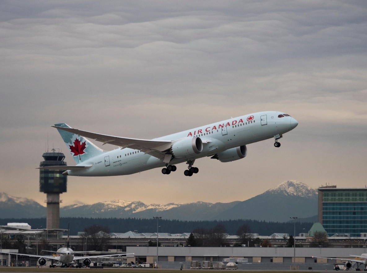 Khach bi may bay duoi anh 2