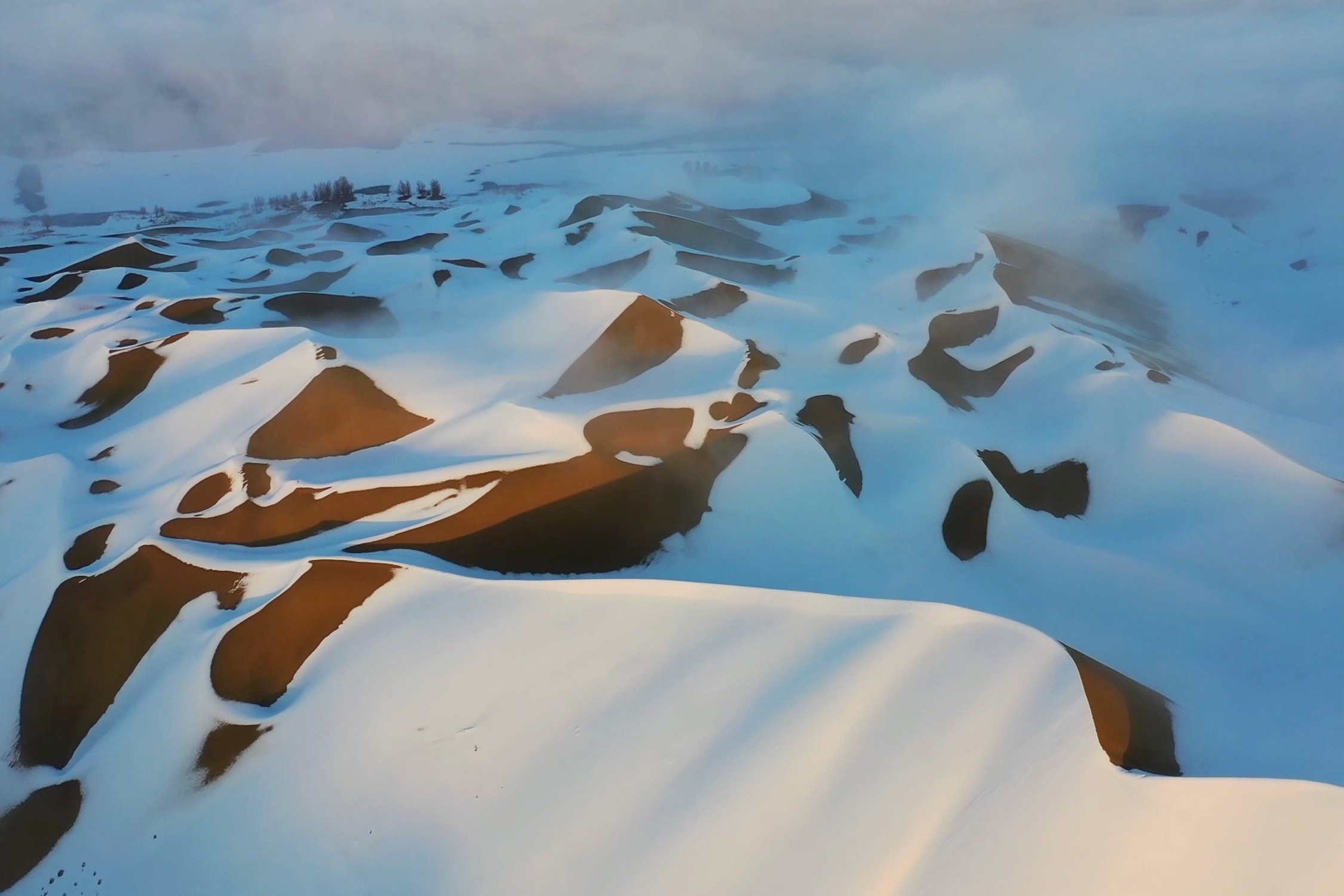 Tuyet phu trang sa mac Taklamakan hinh anh