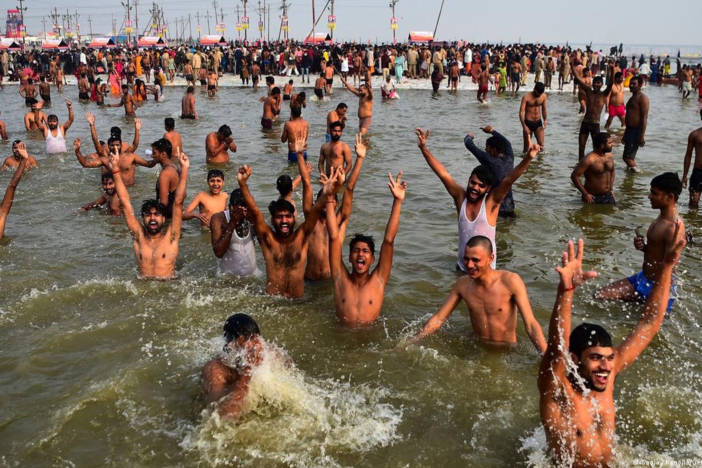 Hang chuc nghin nguoi tam song Hang thanh tay toi loi hinh anh