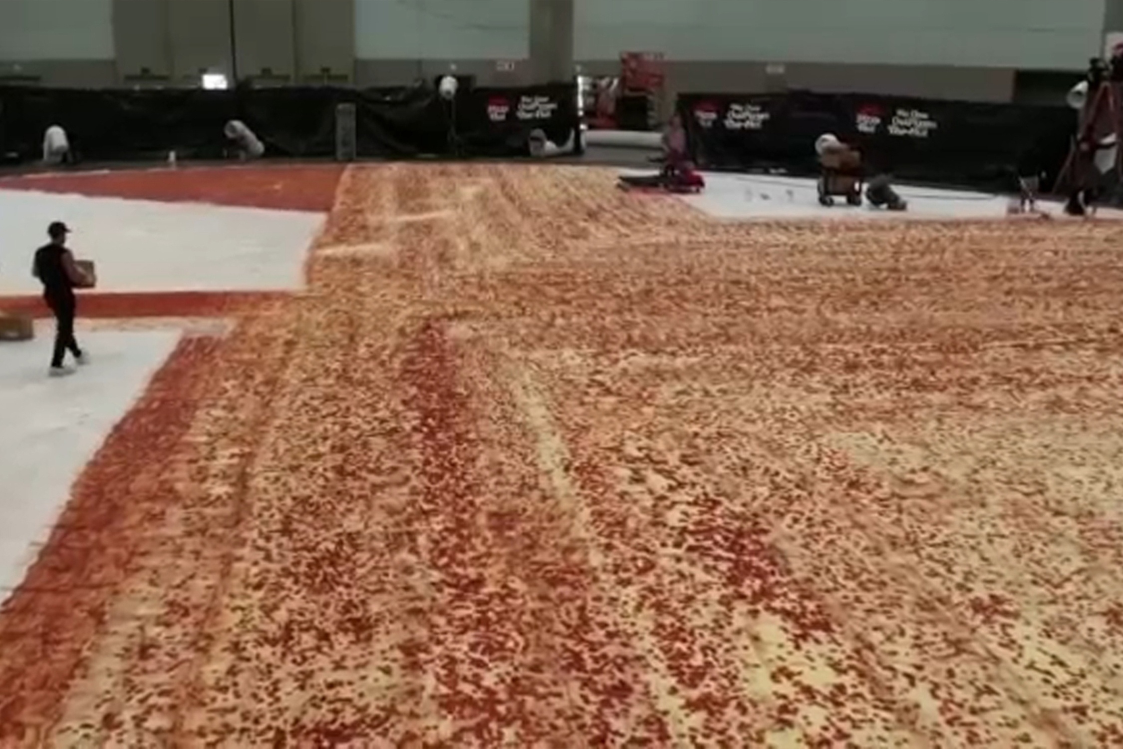 Chiec banh pizza lon nhat the gioi hinh anh