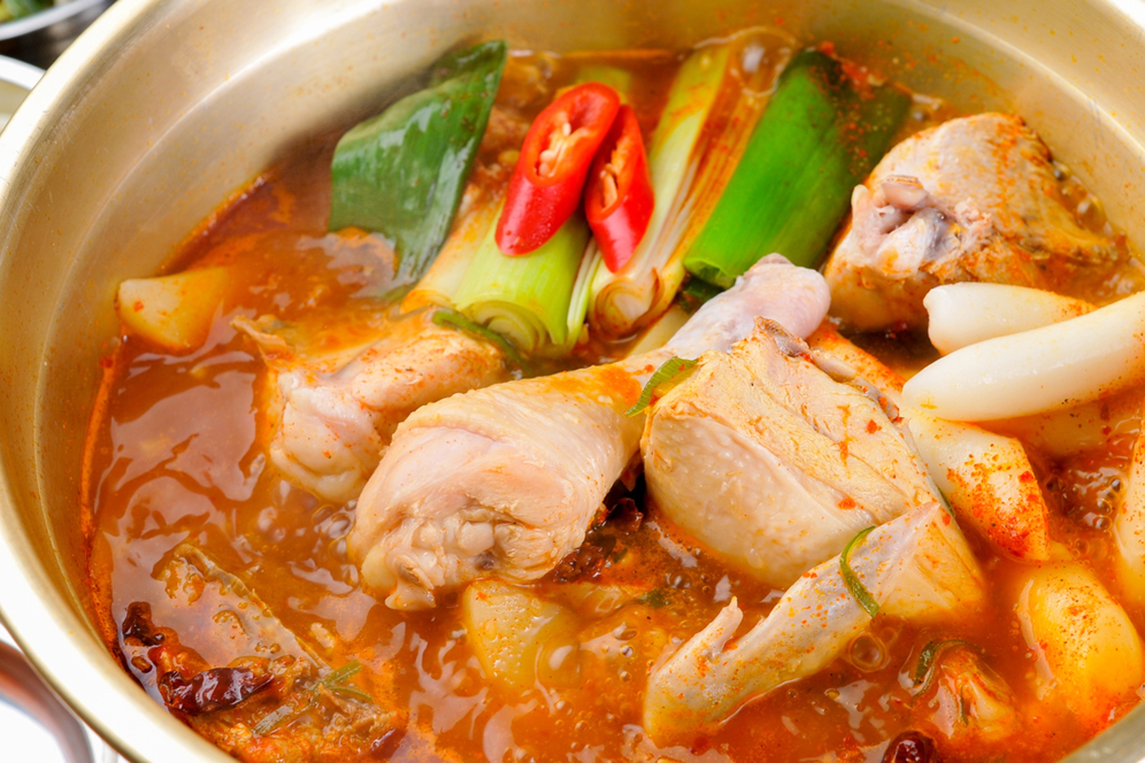 Cach ham dui ga voi khoai tay kieu Han hinh anh