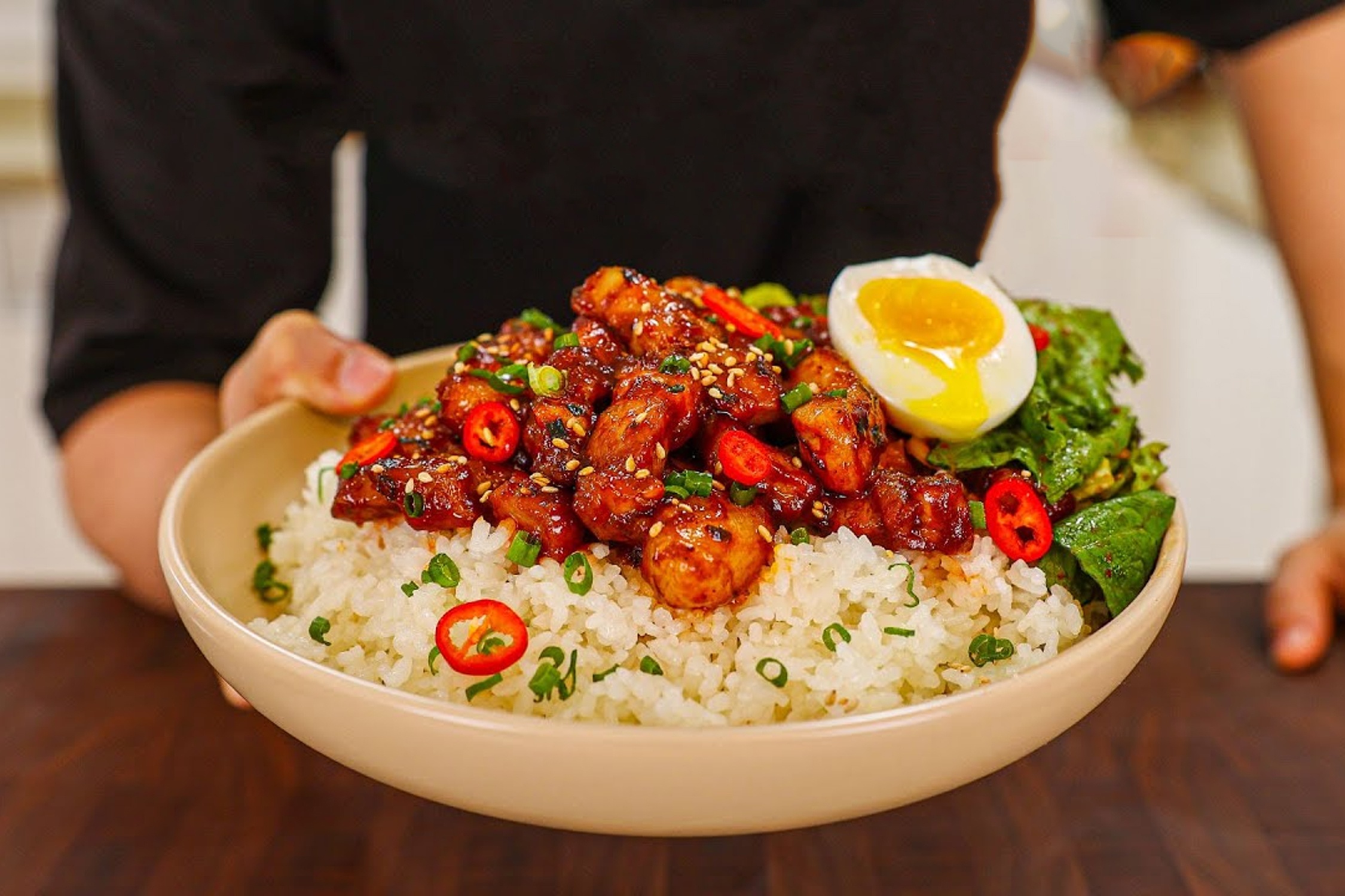 Cach lam com thit heo sot BBQ hinh anh