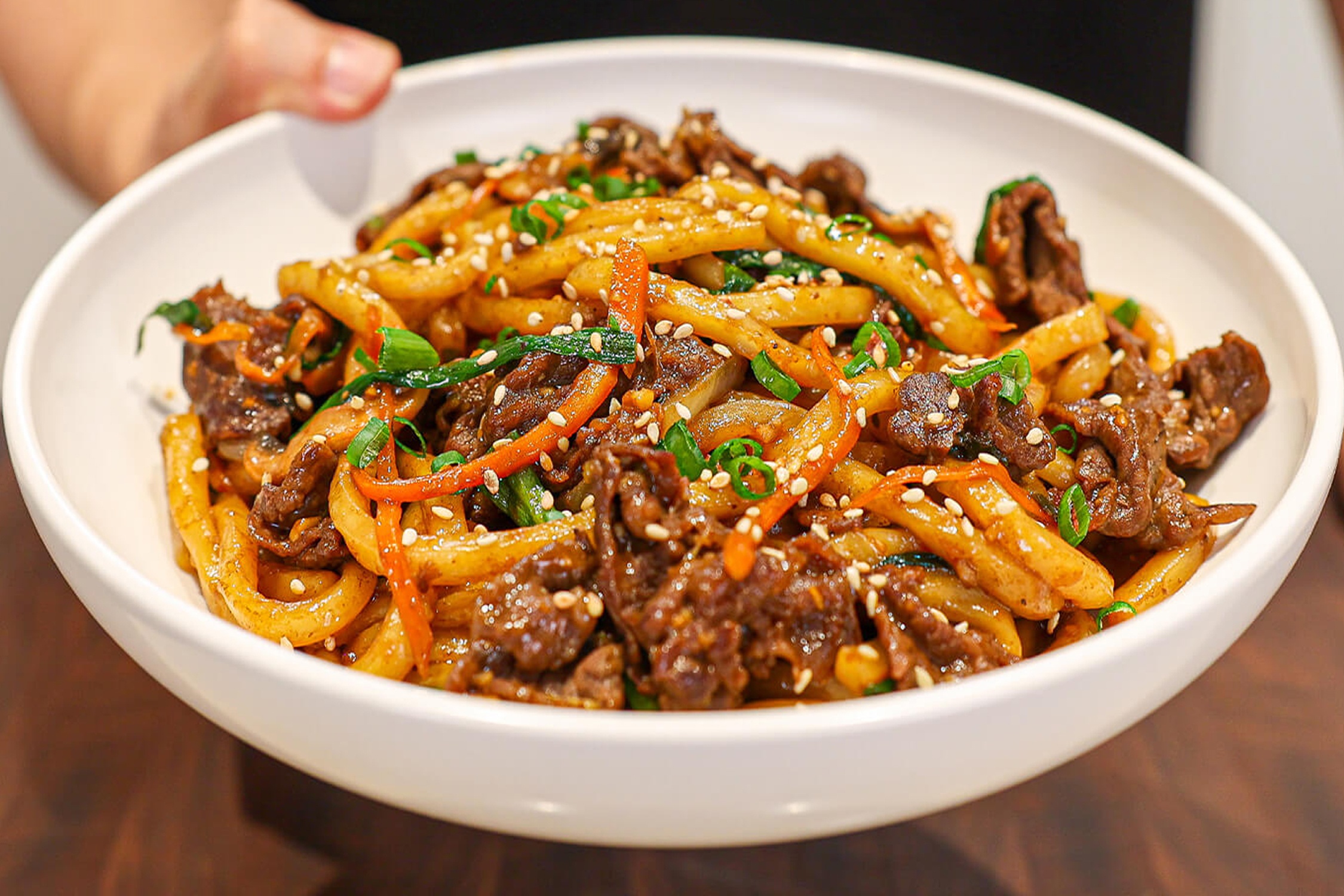 15 phut lam mi xao bo chuan vi Han Quoc hinh anh