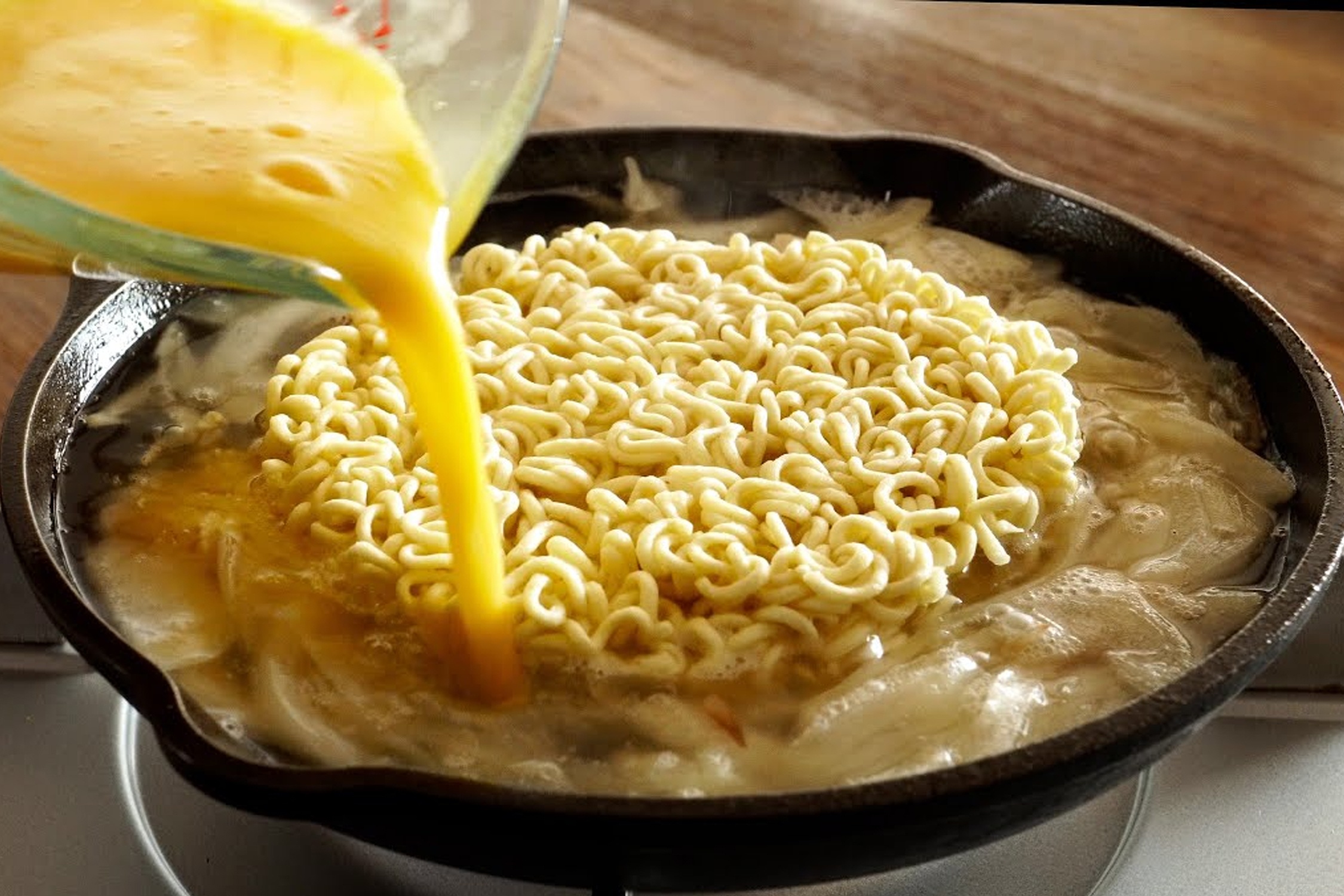 Nau mi ca ri trung nhanh gon cho bua sang hinh anh