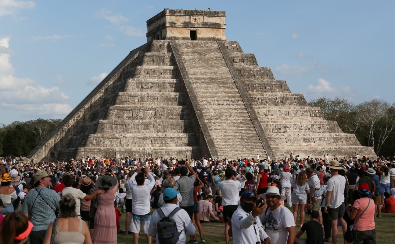 Du khach bi danh vi treo len kim tu thap co o Mexico hinh anh