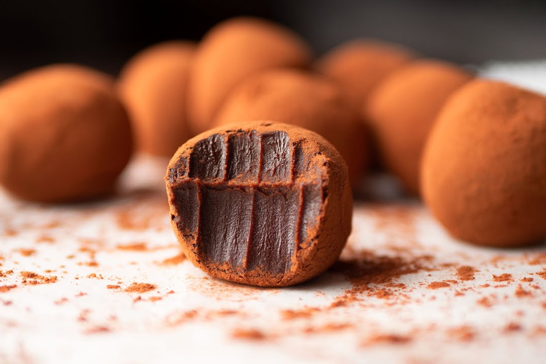 Lam chocolate truffle chi voi 3 nguyen lieu cho le tinh nhan hinh anh