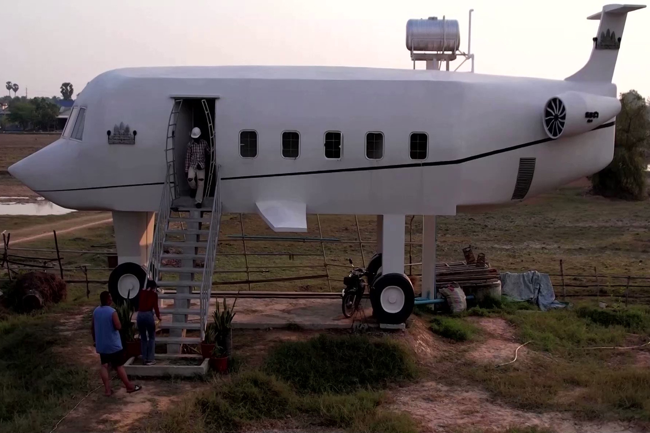 Ngoi nha may bay bang be tong hut du khach o Campuchia hinh anh