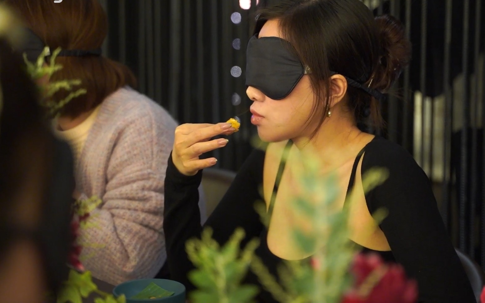 Trai nghiem bit mat an tiec tai Ha Noi hinh anh