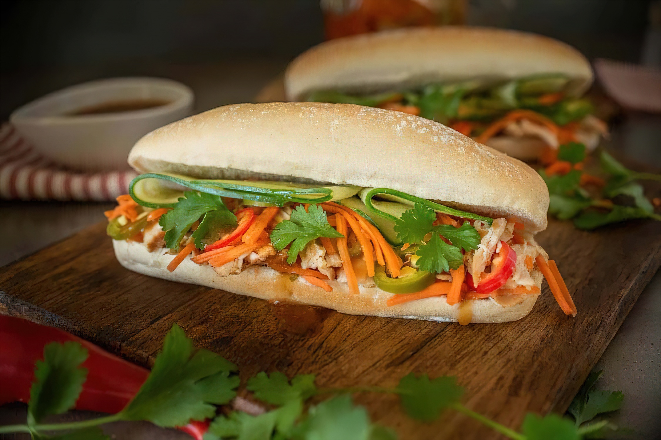 Lam nhanh banh mi ga xe cho bua sang ban ron hinh anh