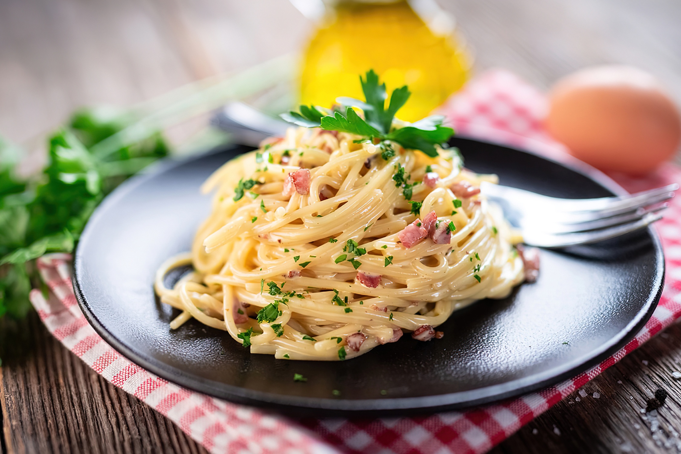 Hoc lam mi carbonara cho ngay Valentine them lang man hinh anh