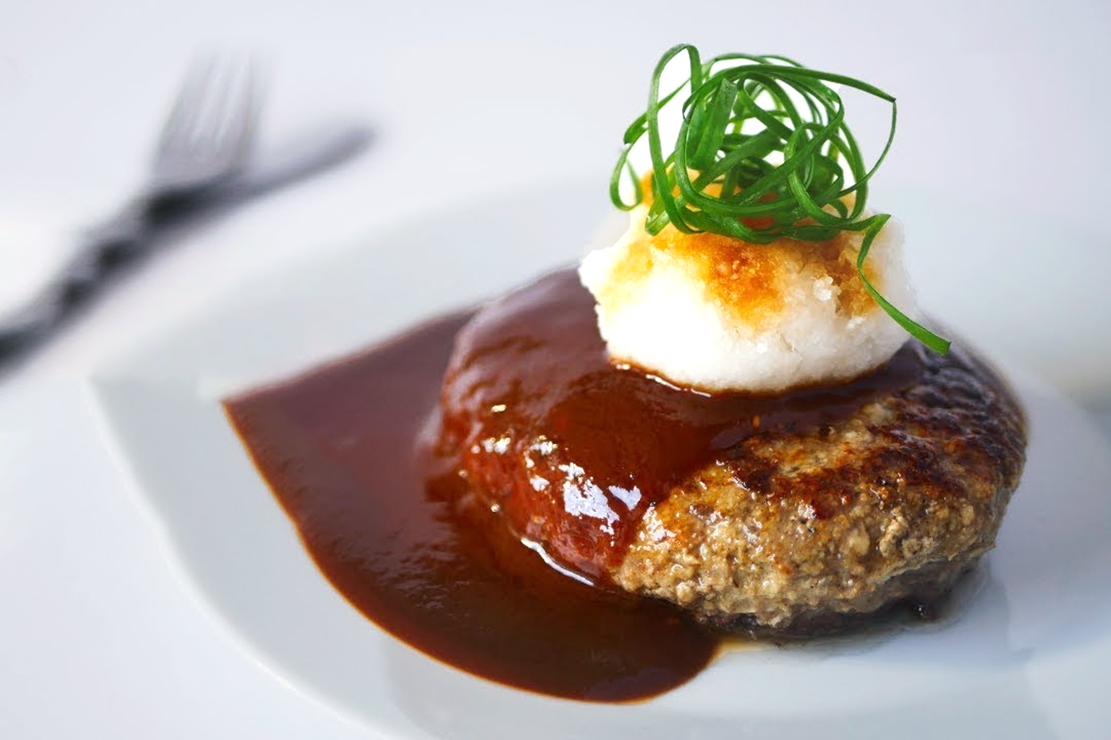 Thit bam vien kieu Nhat cho ca nha doi bua hinh anh