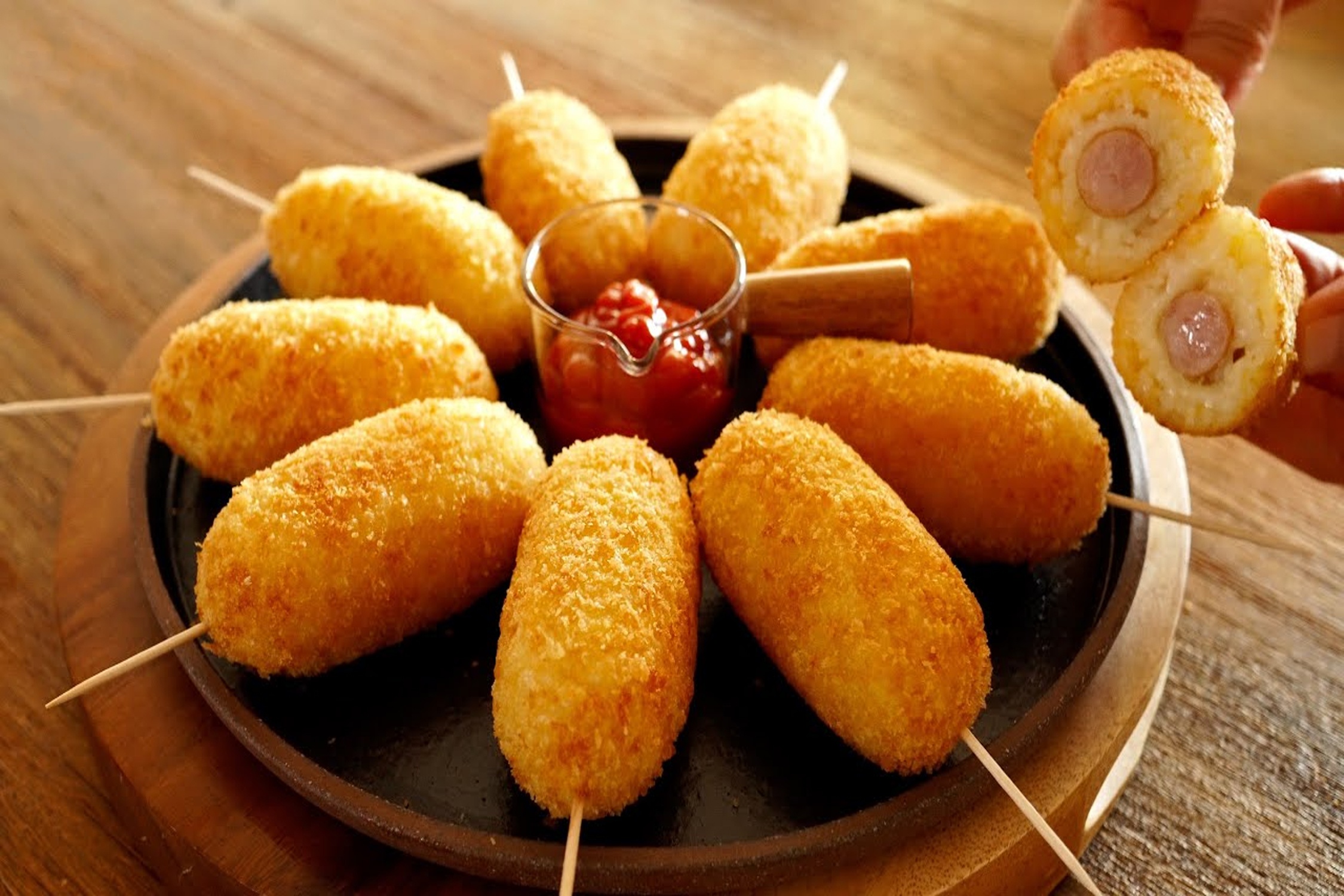 Meo lam hotdog tu com nguoi sieu de hinh anh