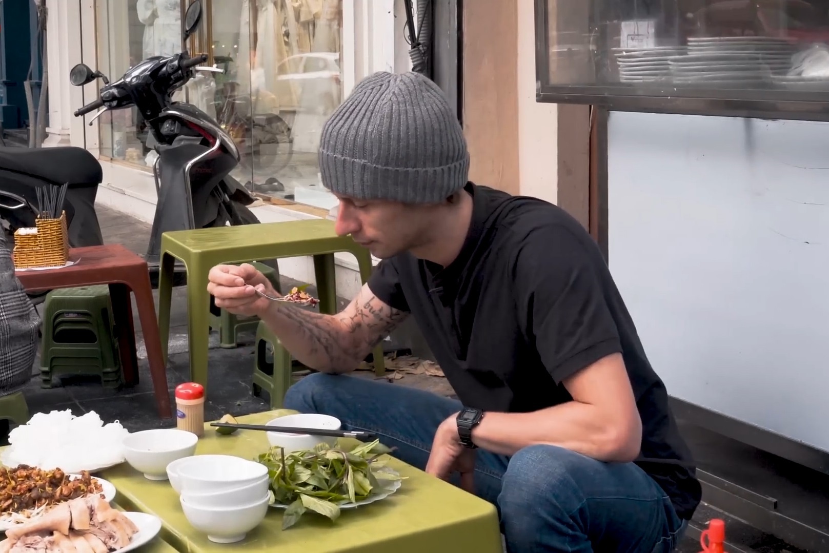 Khach Tay lan dau an tiet canh ngan hinh anh