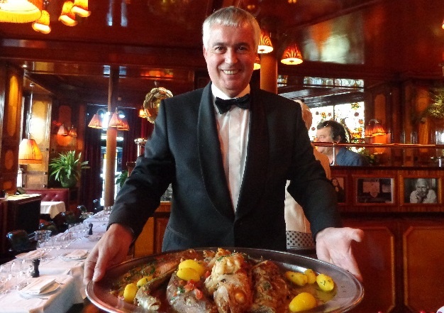 Nha hang la diem dang den thu hai o Paris chi sau thap Eiffel hinh anh