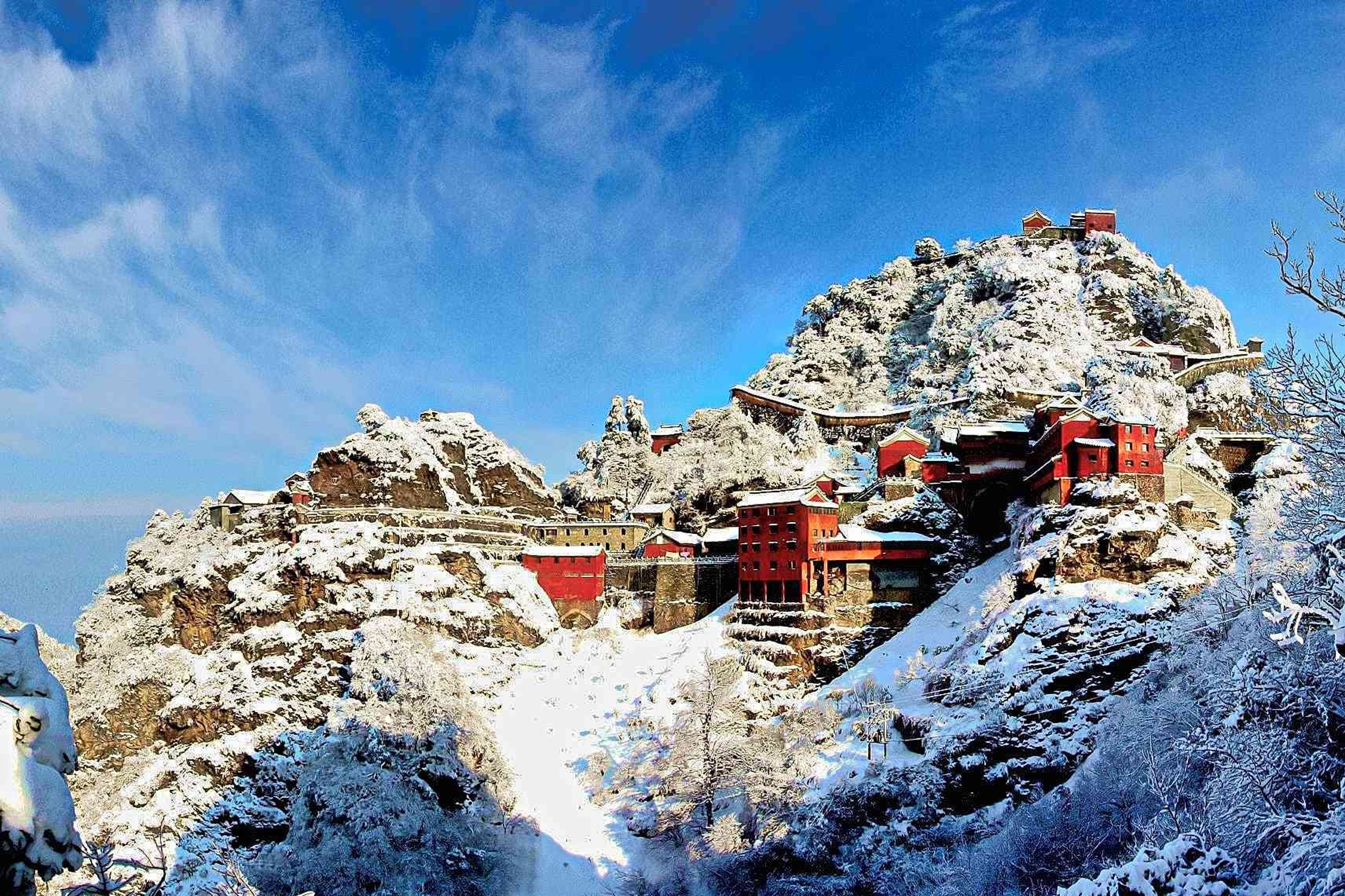 Nui Vo Dang dep tua tien canh duoi lop tuyet trang hinh anh