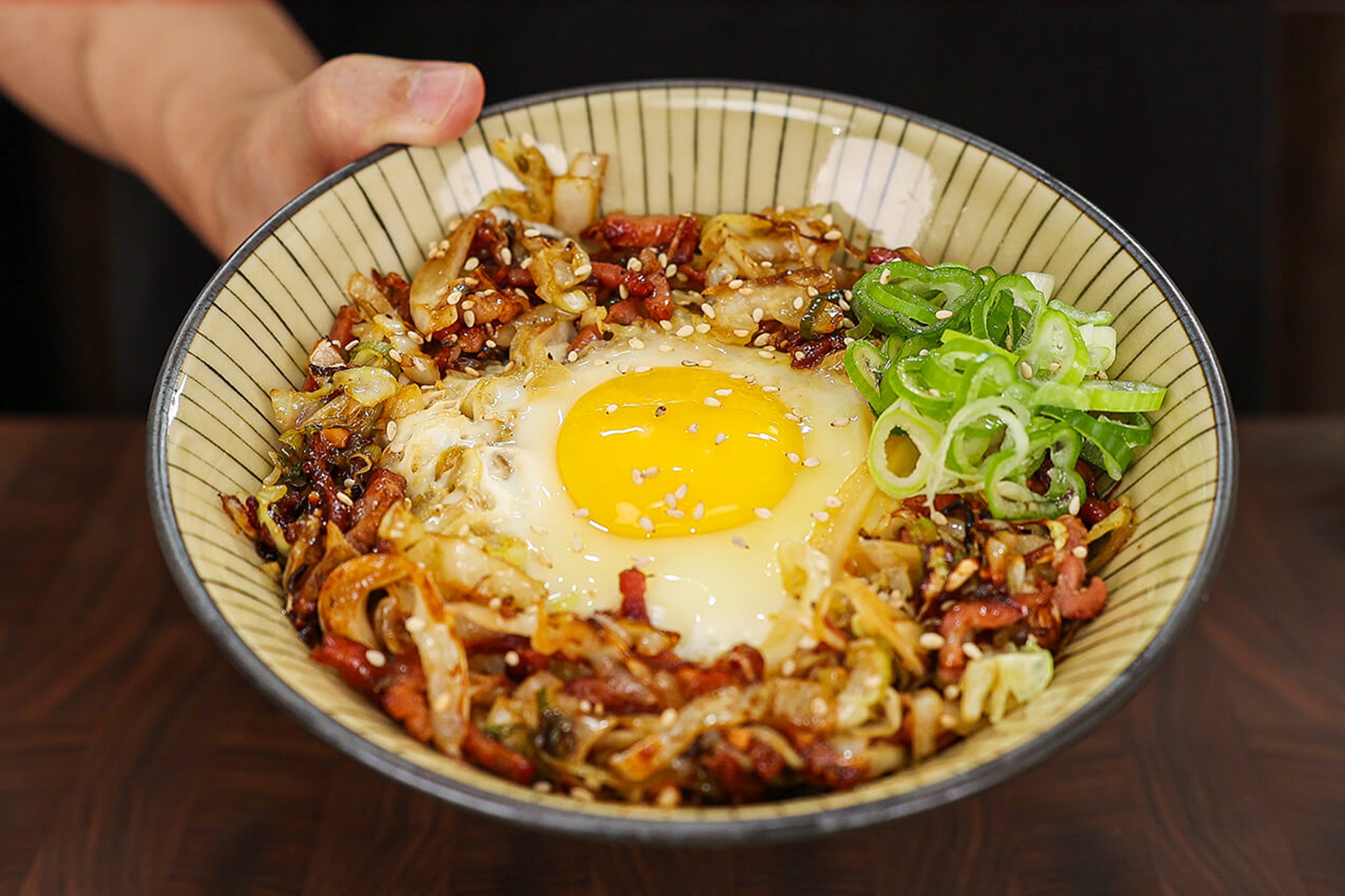 Hoc lam com cai bap xao thit heo kieu Han hinh anh