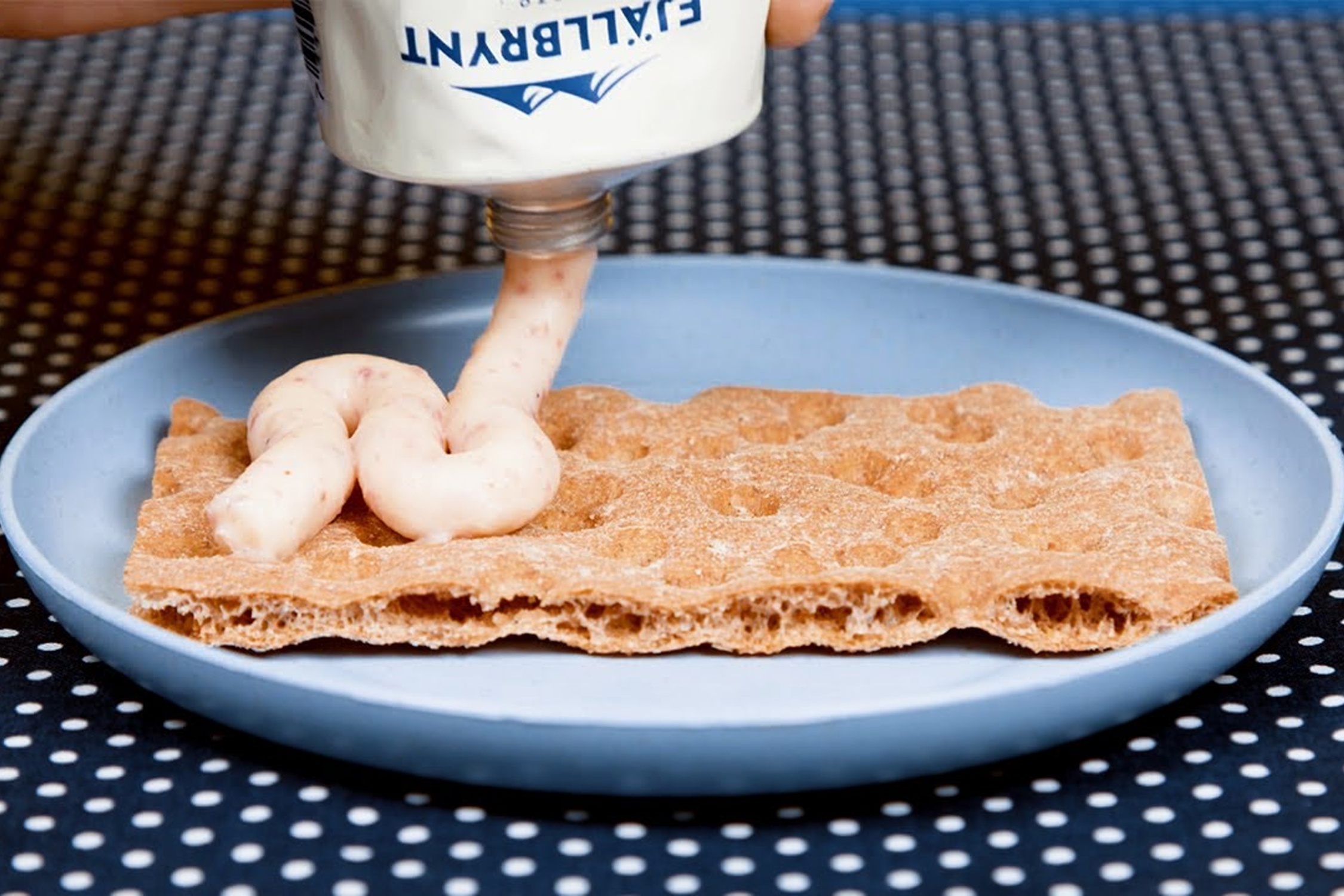 Nguoi Thuy Dien thich do an trong tuyp hinh anh