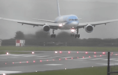 May bay ha canh theo chieu ngang duong bang hinh anh