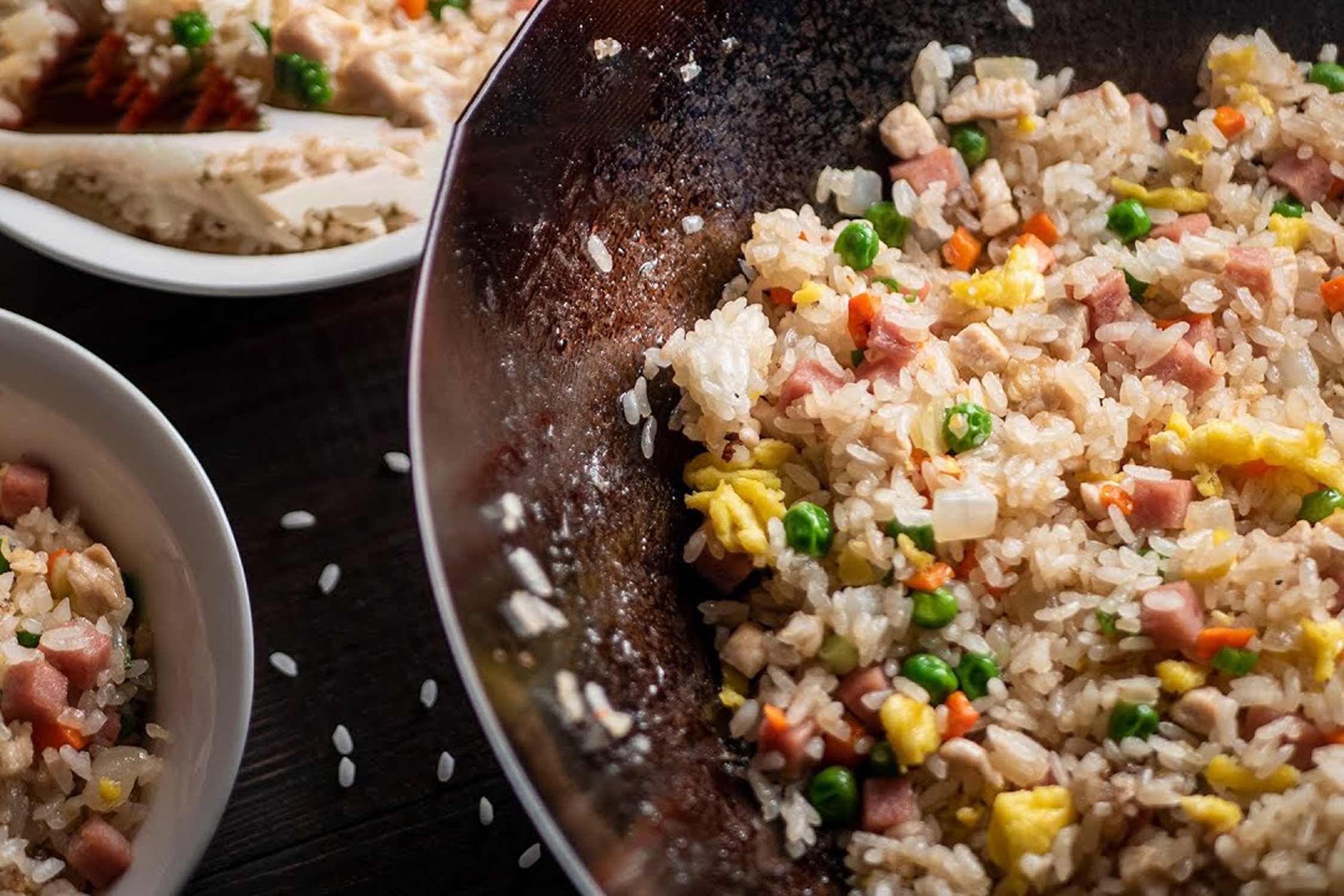 Cach chien com kieu Hawaii don gian ma ngon hinh anh