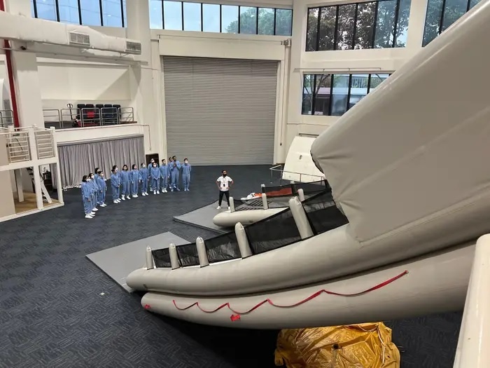 Ben trong khu dao tao tiep vien hang khong khong lo tai Singapore hinh anh