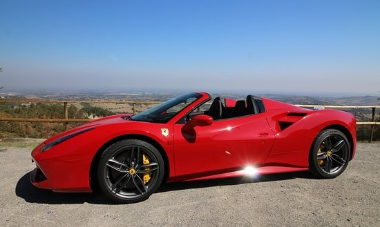Khach My bi phat vi lai Ferrari vao quang truong o Italy hinh anh