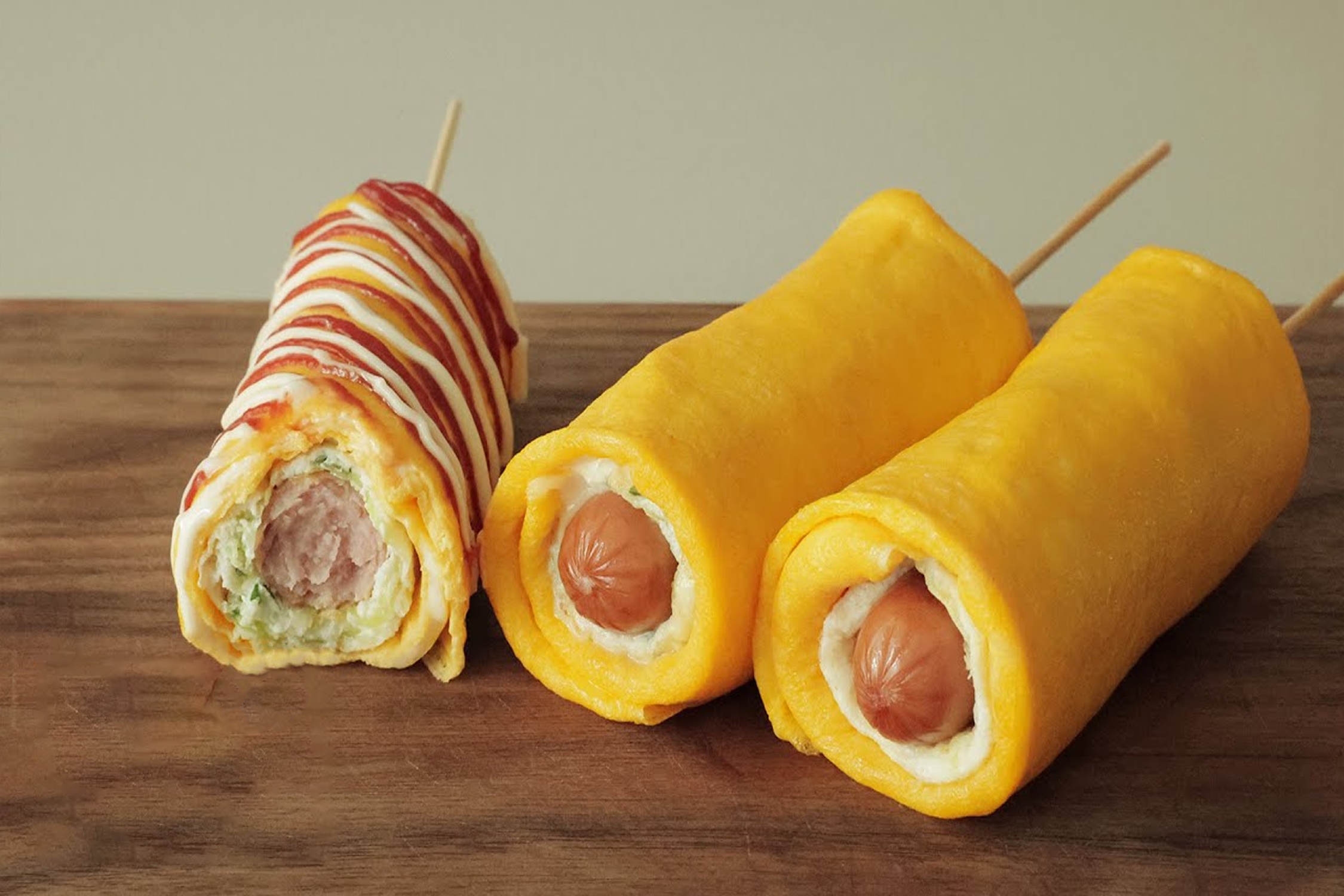 Trung cuon xuc xich de lam cho bua sang hinh anh