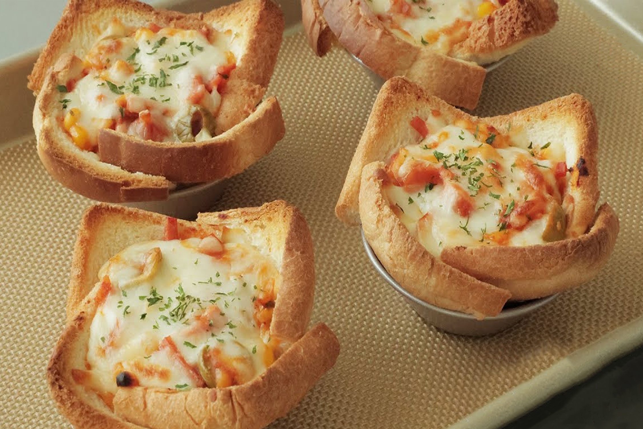 Bien tau pizza hap dan tren banh mi lat hinh anh