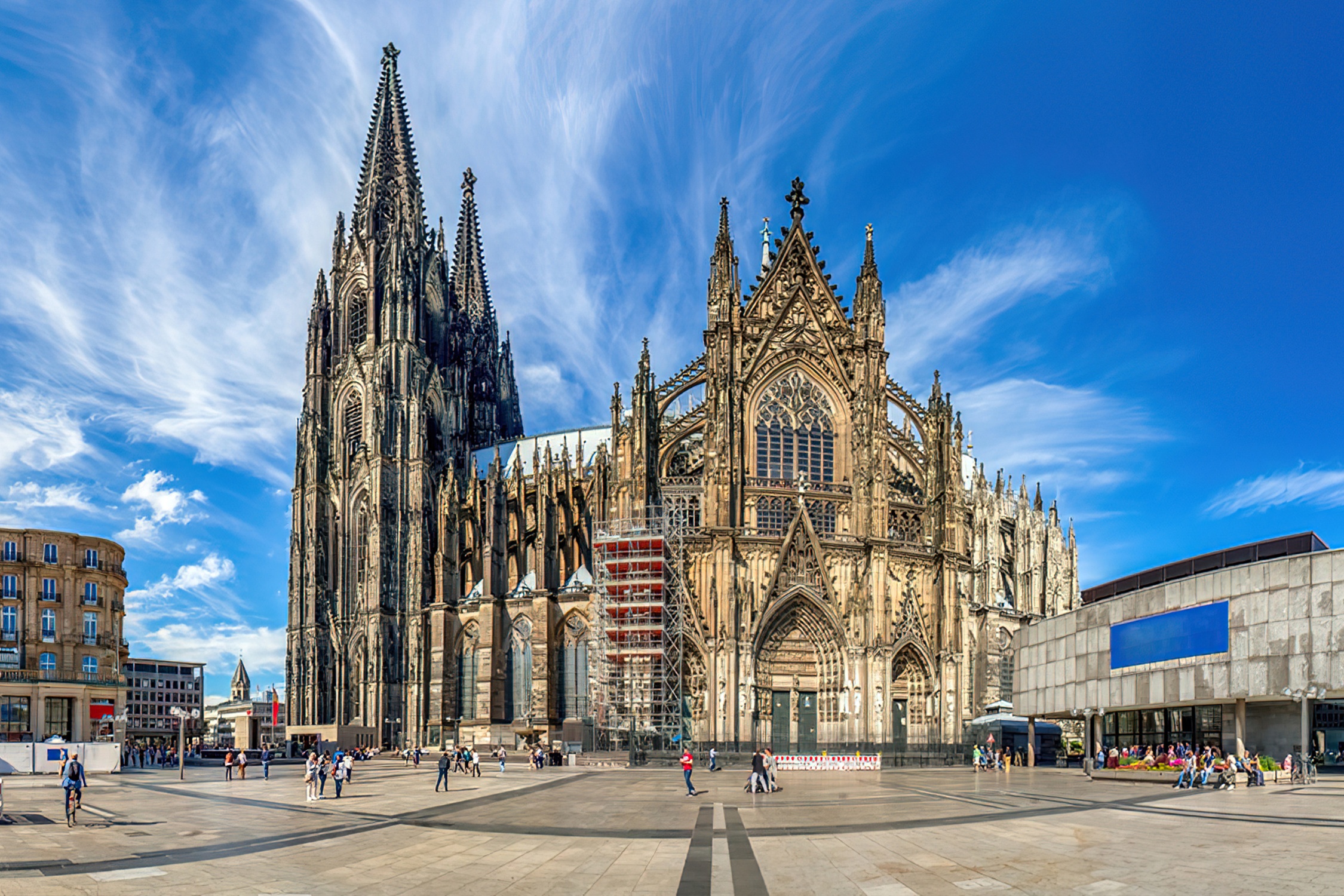 Nha tho thap doi duoc xay dung trong hon 600 nam hinh anh