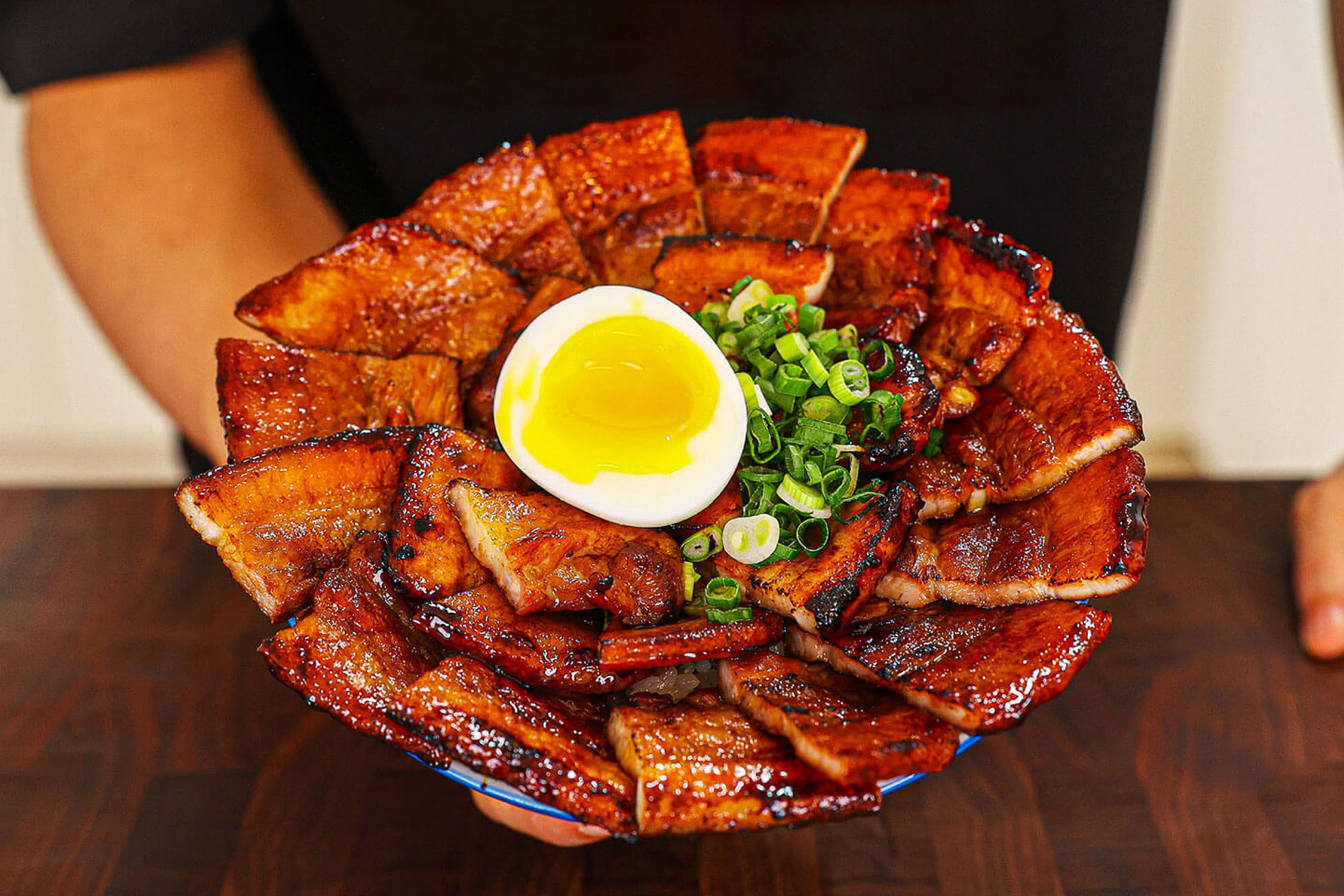 Cach lam com thit heo Nhat Ban hinh anh