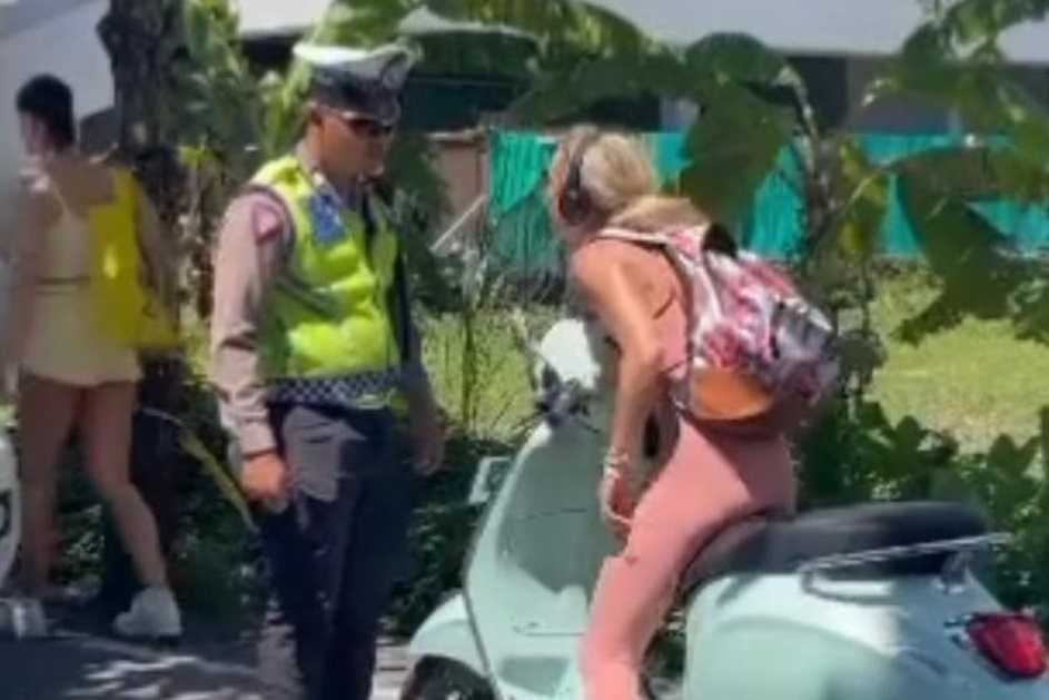 Nu du khach Australia bi truc xuat khoi Bali vi cai nhau voi canh sat hinh anh