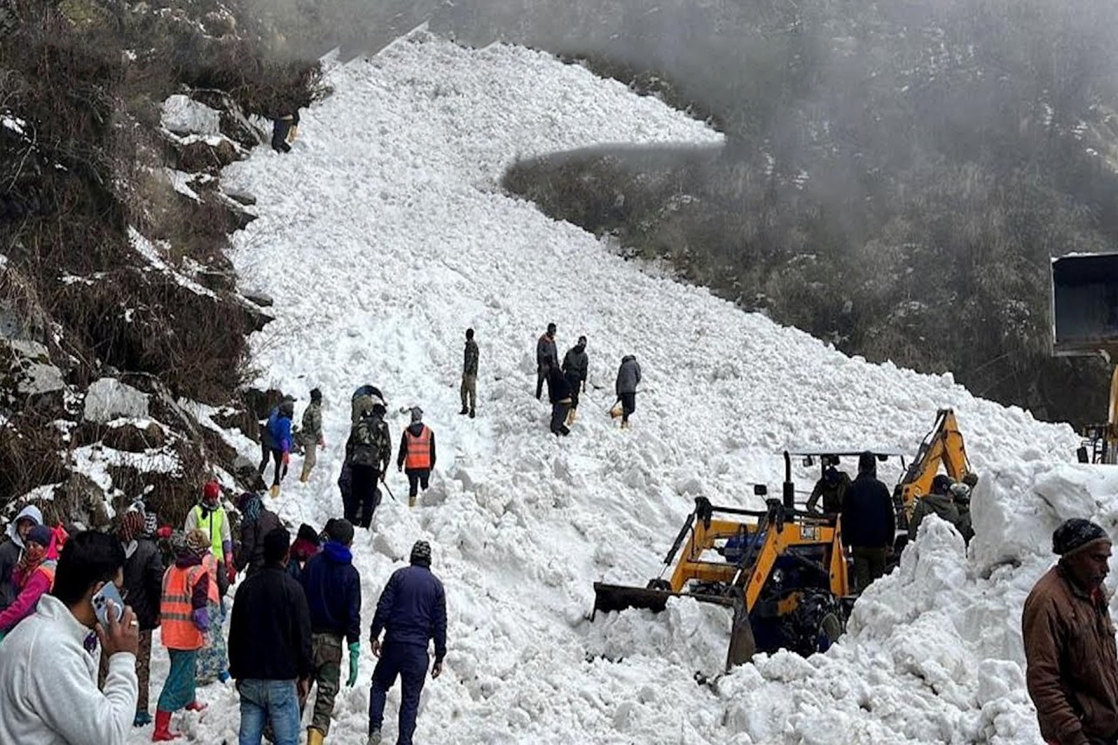 It nhat 7 du khach thiet mang do tuyet lo tren day Himalaya hinh anh