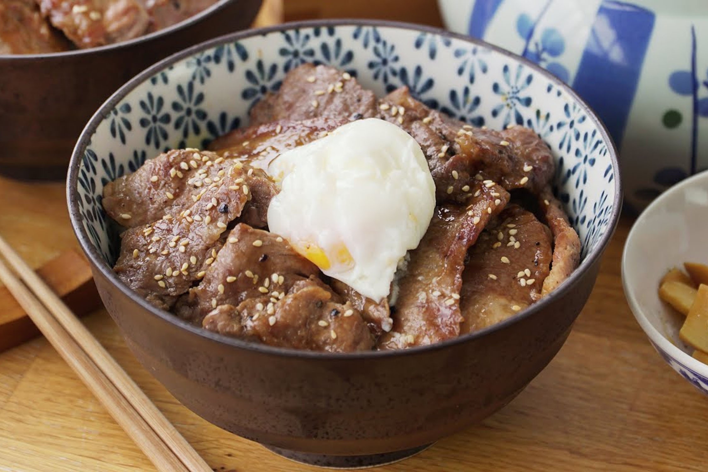 Com thit bo nuong kieu Nhat hinh anh